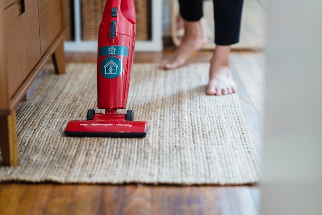 cara membersihkan karpet rumah